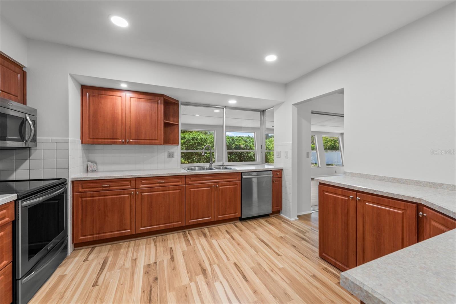 Listing Image #8