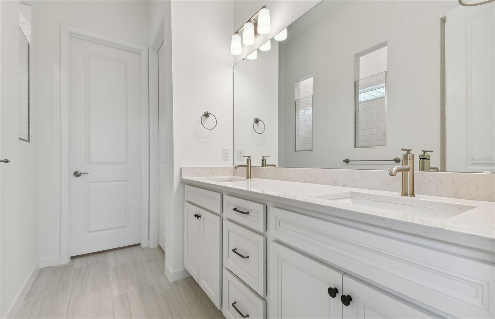 Listing Image #12