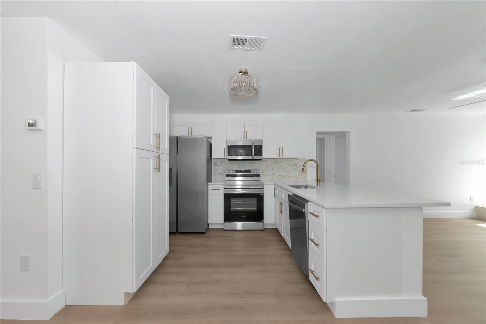 Listing Image #12